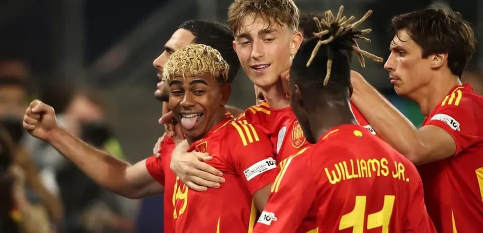 Jugadores de España celebrando un gol en partido Jugadores de España celebrando un gol en partido