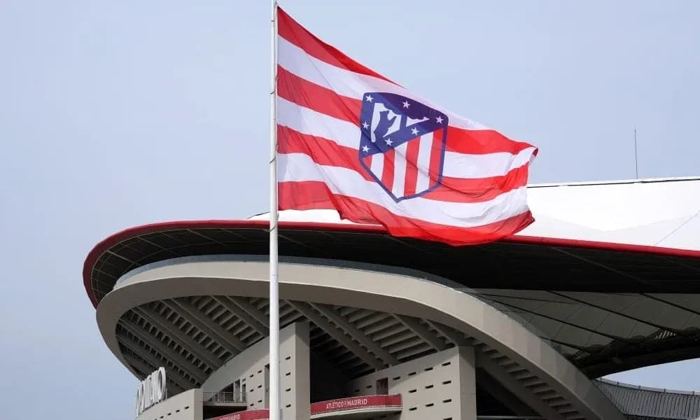 Bandera del Atlético de Madrid ondeando en estadio Bandera del Atlético de Madrid ondeando en estadio