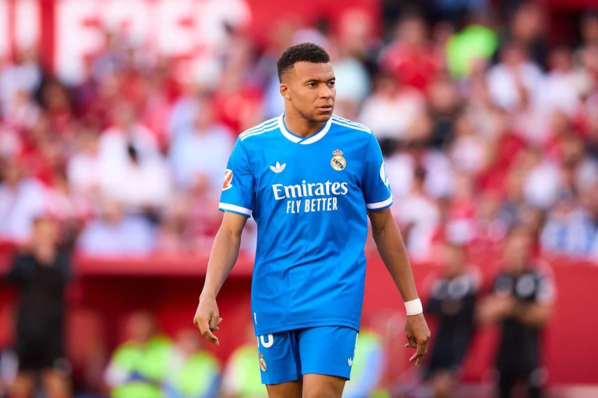 Jugador de Real Madrid en acción durante el partido Jugador de Real Madrid en acción durante el partido