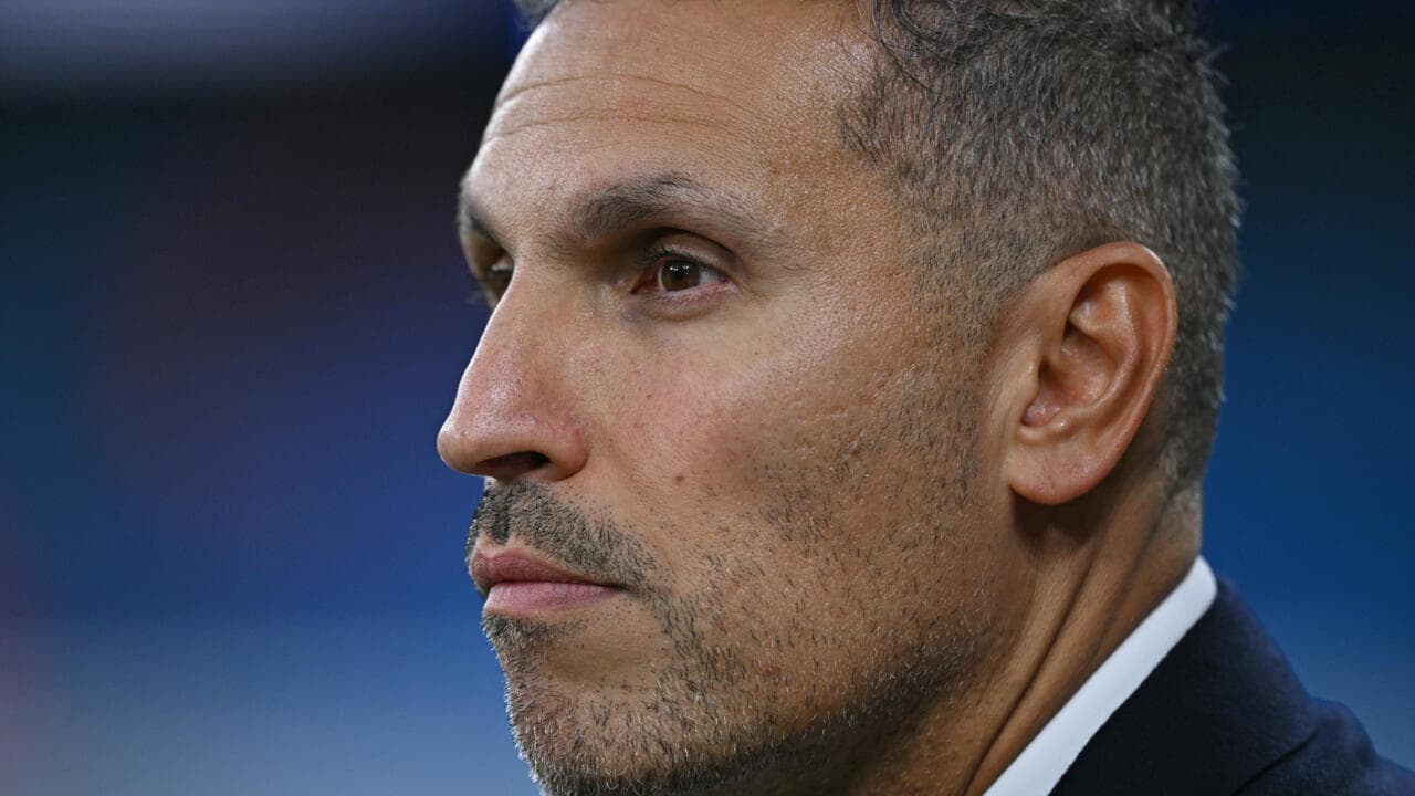 Entrenador observando el partido desde la línea lateral Entrenador observando el partido desde la línea lateral