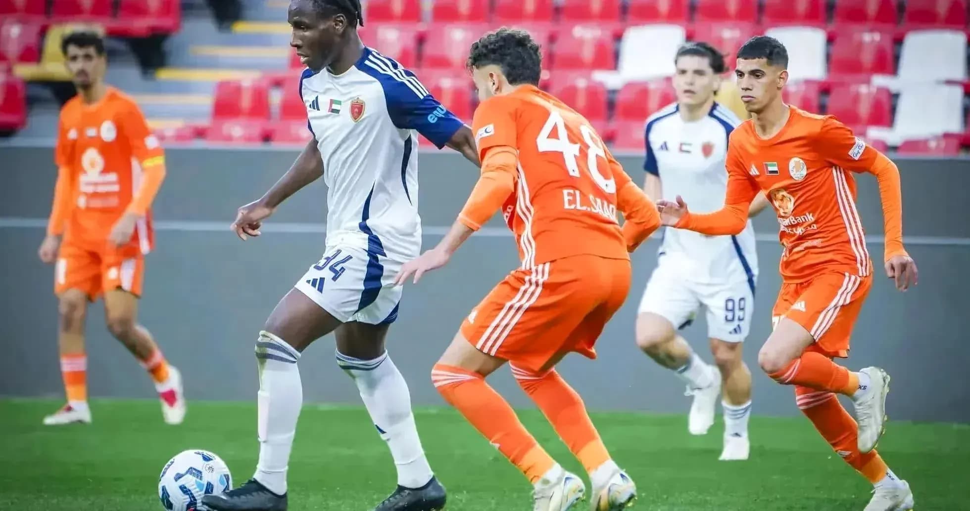 Jugadores de Shabab Al-Ahli y Bani Yas compiten Jugadores de Shabab Al-Ahli y Bani Yas compiten