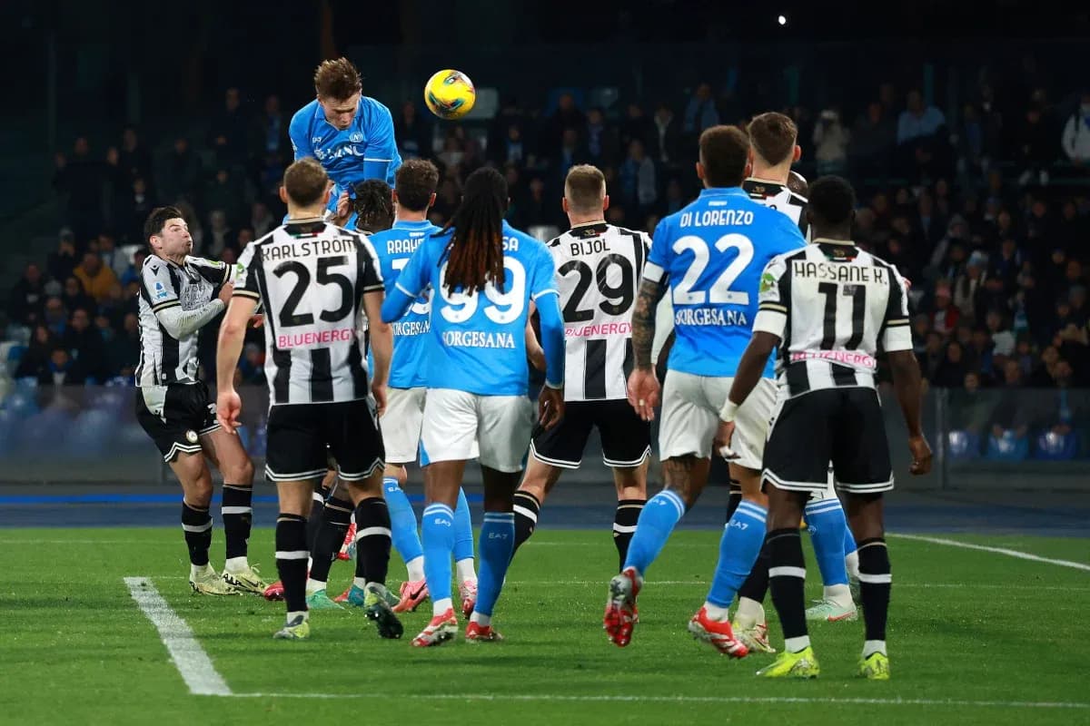 Jugador de Napoli cabecea en partido contra Udinese Jugador de Napoli cabecea en partido contra Udinese
