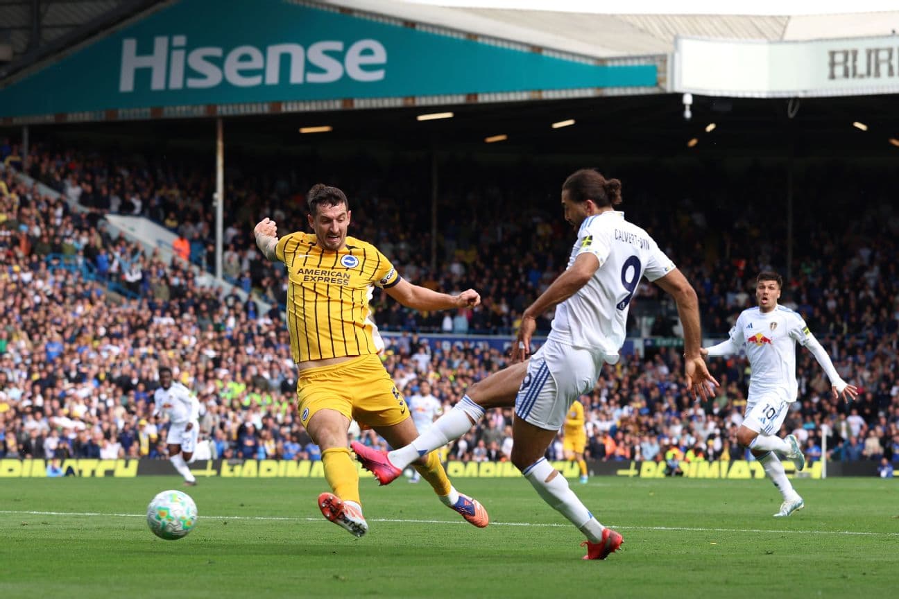 Jugador de Brighton defendiendo contra Leeds Jugador de Brighton defendiendo contra Leeds