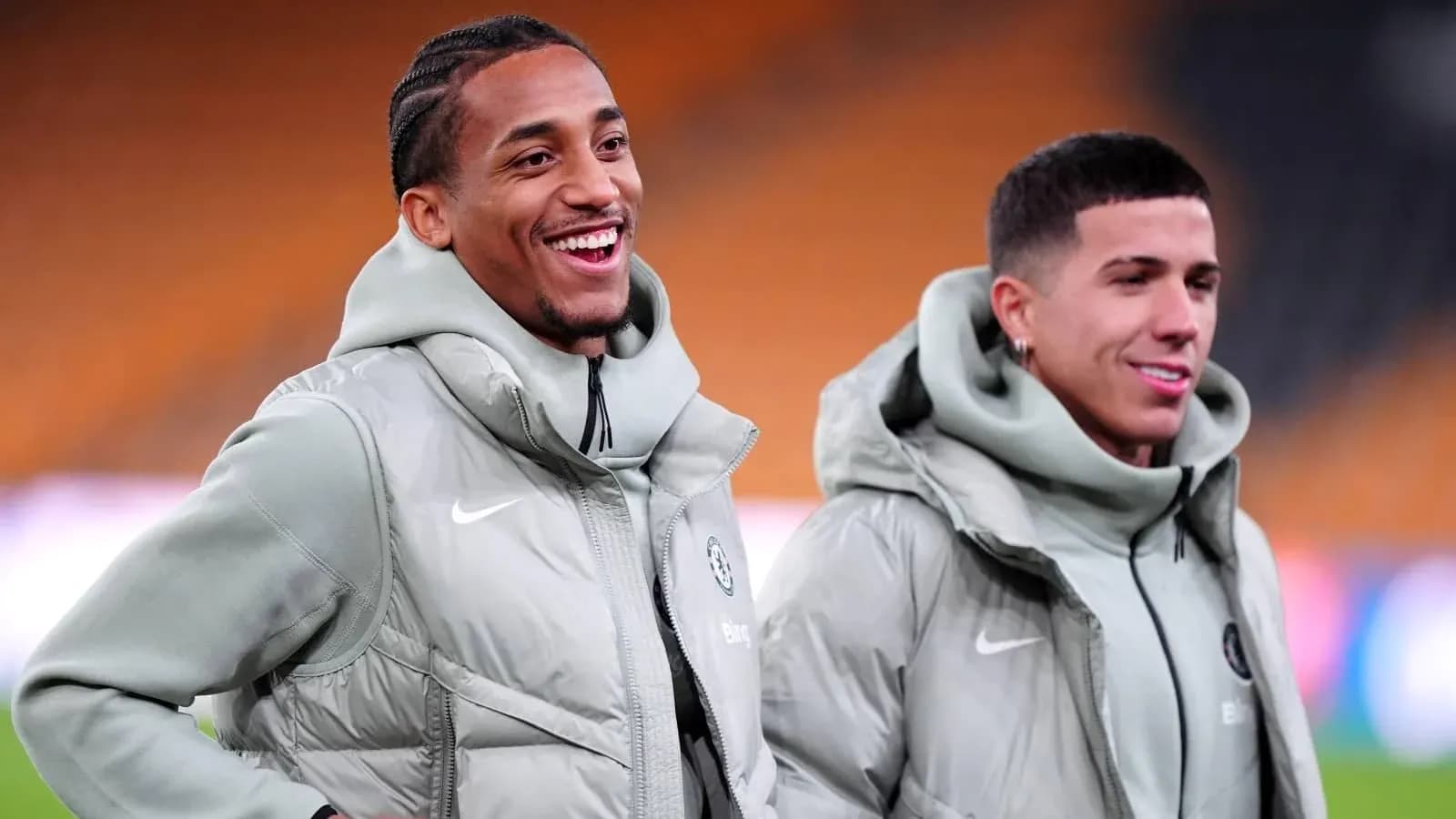 Dos jugadores sonriendo durante el calentamiento Dos jugadores sonriendo durante el calentamiento