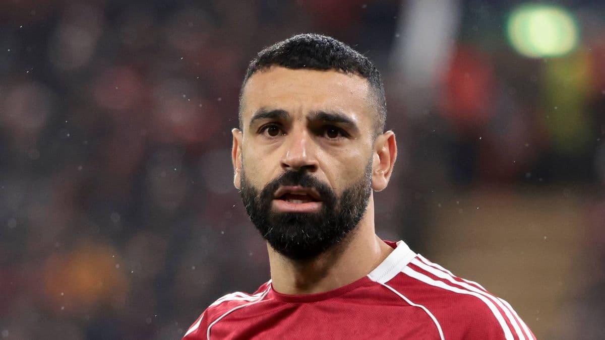 Jugador con barba en camiseta roja durante partido Jugador con barba en camiseta roja durante partido