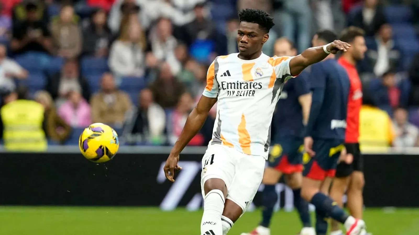 Jugador de Real Madrid lanzando el balón durante calentamiento Jugador de Real Madrid lanzando el balón durante calentamiento