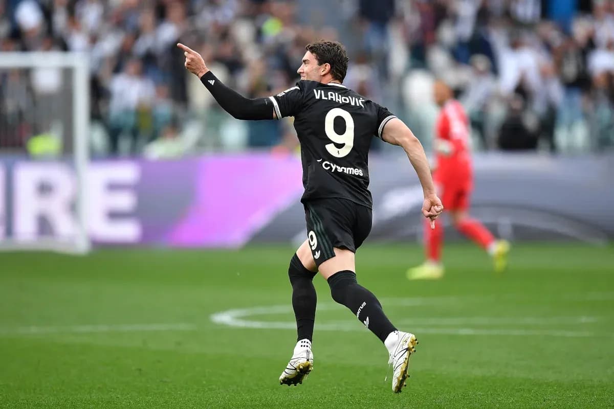 Vlahović celebrando un gol en el partido Vlahović celebrando un gol en el partido