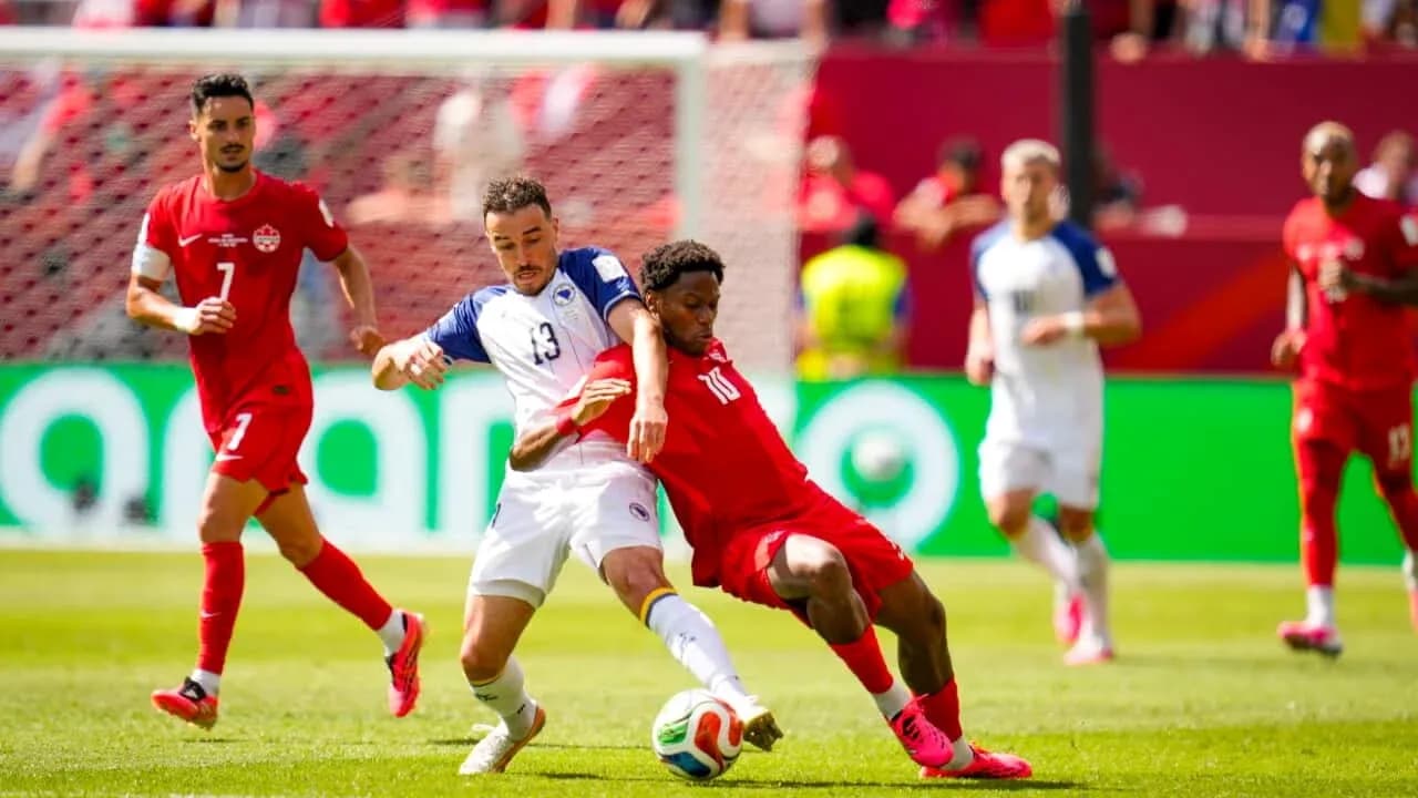 Jugador de Canadá compitiendo por el balón Jugador de Canadá compitiendo por el balón