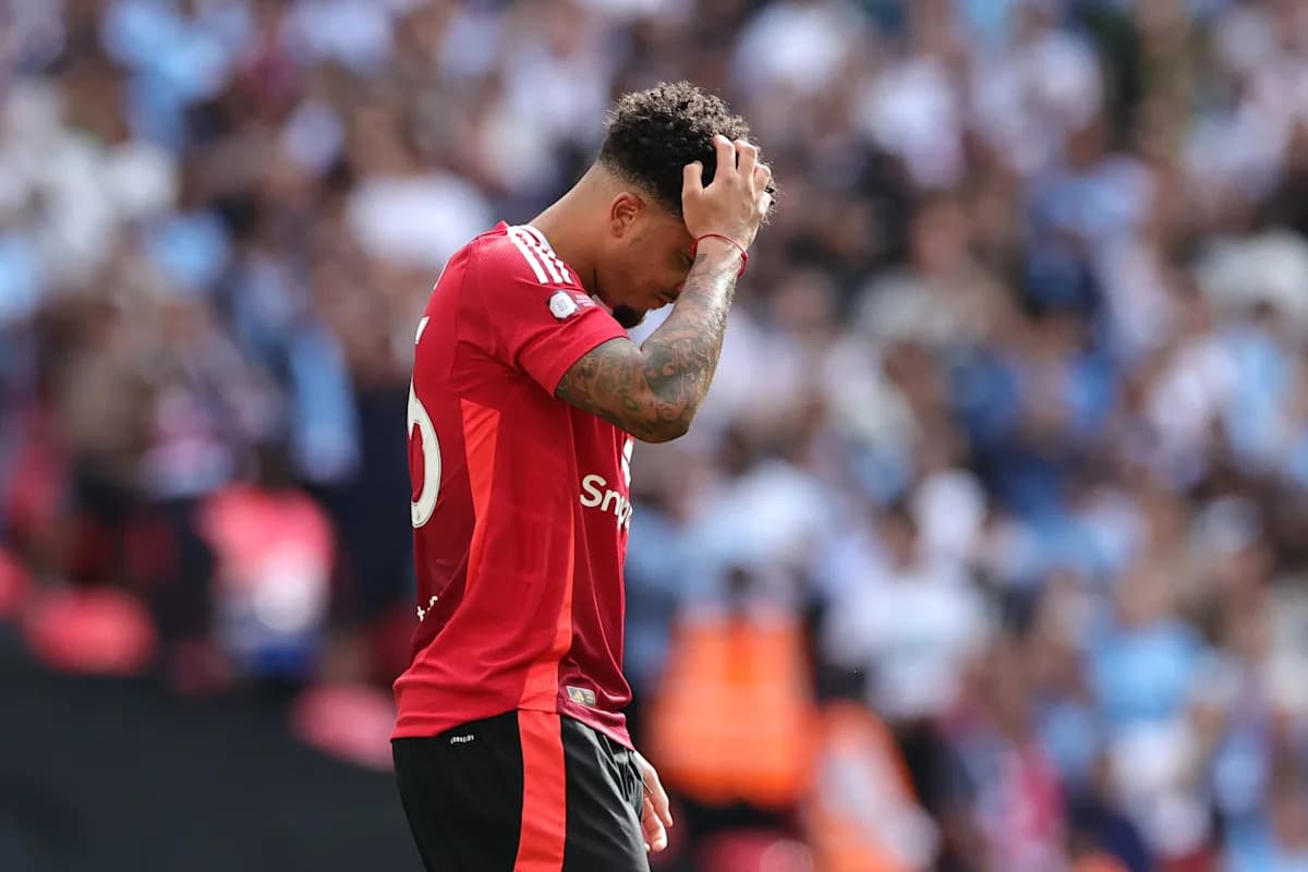 Jugador con camiseta roja mirando hacia abajo en el campo Jugador con camiseta roja mirando hacia abajo en el campo