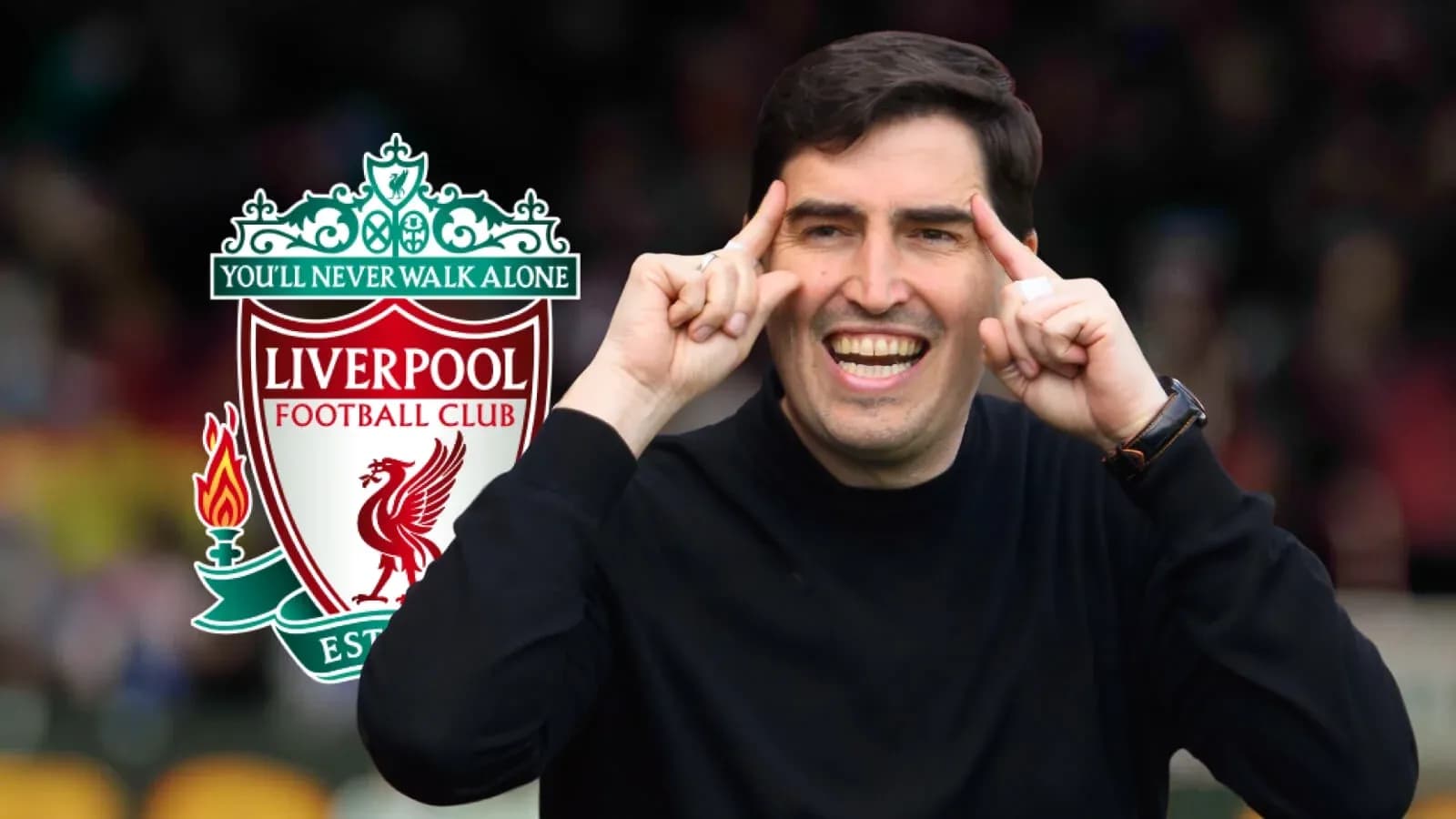 Entrenador señalando con una sonrisa junto al logo de Liverpool Entrenador señalando con una sonrisa junto al logo de Liverpool