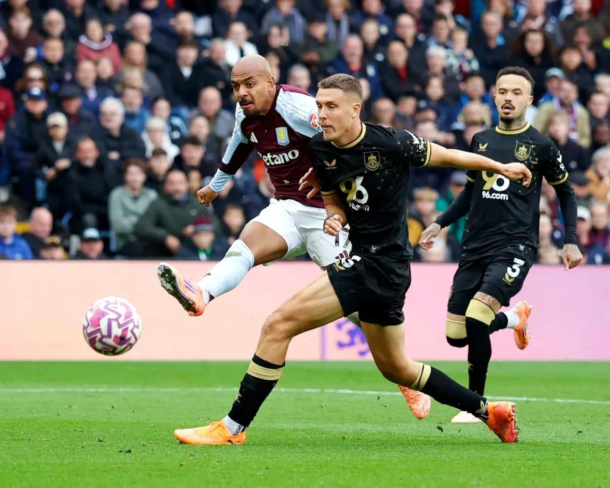Jugador de Aston Villa disparando a puerta Jugador de Aston Villa disparando a puerta