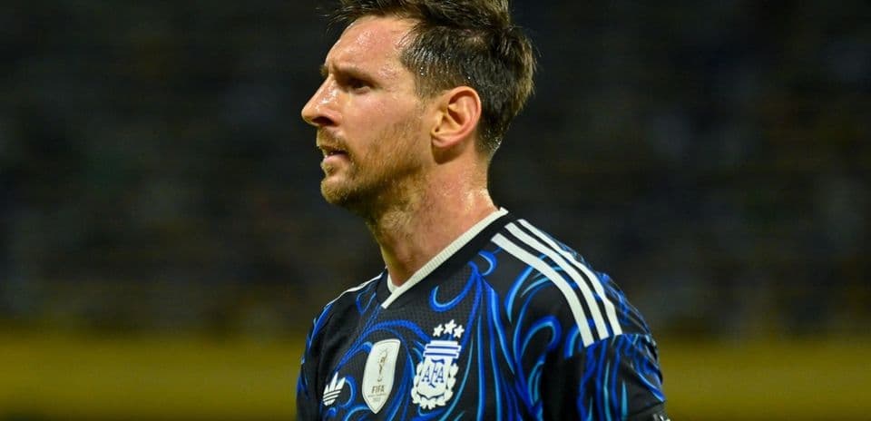 Jugador de Argentina en partido de fútbol Jugador de Argentina en partido de fútbol