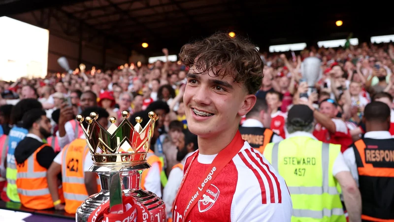 Jugador del Arsenal sosteniendo trofeo de Premier League Jugador del Arsenal sosteniendo trofeo de Premier League