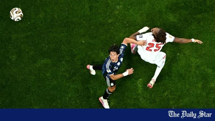Jugador japonés evitando a oponente en partido Jugador japonés evitando a oponente en partido