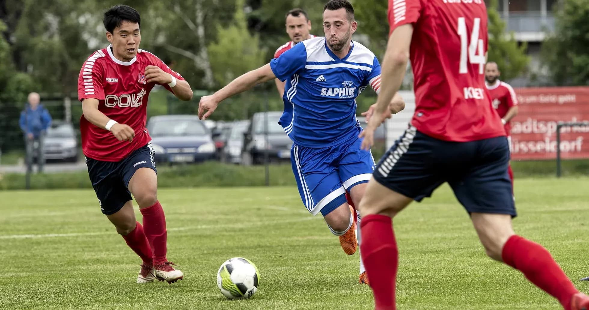 Jugadores en acción durante un partido de fútbol Jugadores en acción durante un partido de fútbol