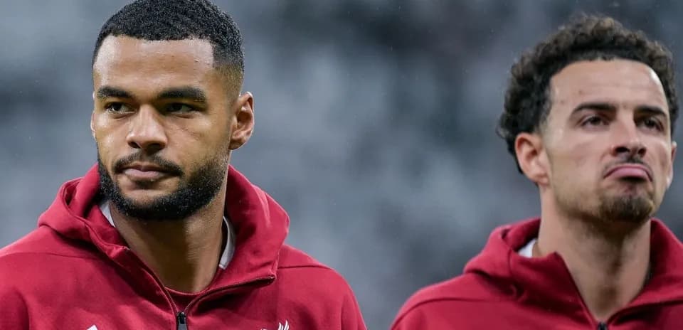 Jugadores de Liverpool en la línea de calentamiento Jugadores de Liverpool en la línea de calentamiento