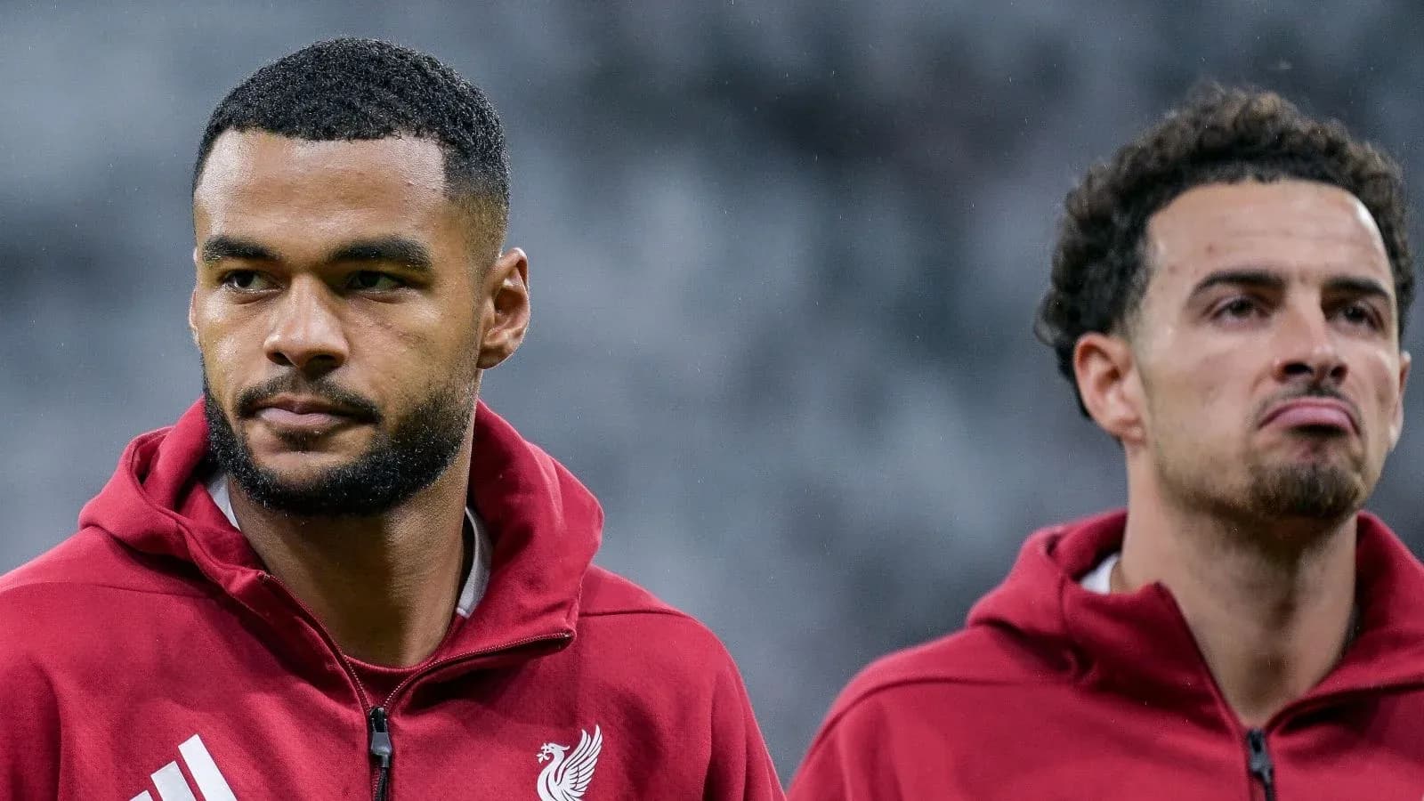 Jugadores de Liverpool en la línea de calentamiento Jugadores de Liverpool en la línea de calentamiento