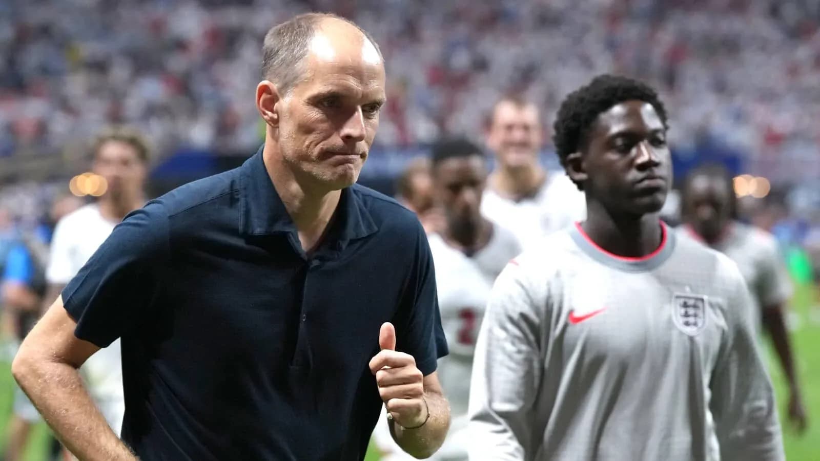 Entrenador y jugador de Inglaterra saliendo del campo Entrenador y jugador de Inglaterra saliendo del campo