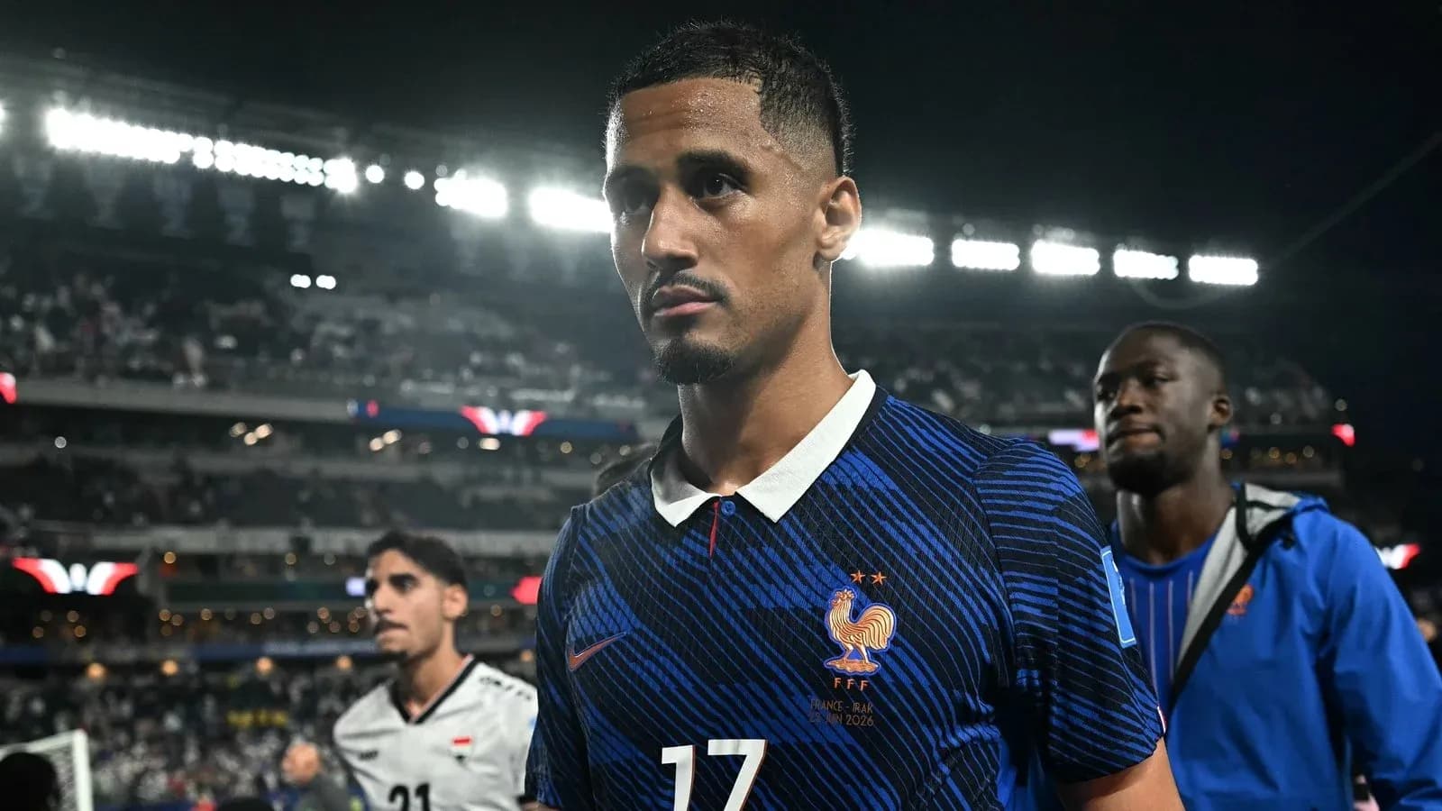 Jugador francés saliendo del campo tras el partido Jugador francés saliendo del campo tras el partido