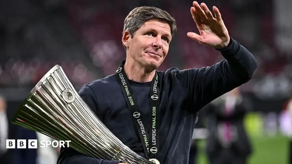Entrenador levantando trofeo y saludando al público Entrenador levantando trofeo y saludando al público