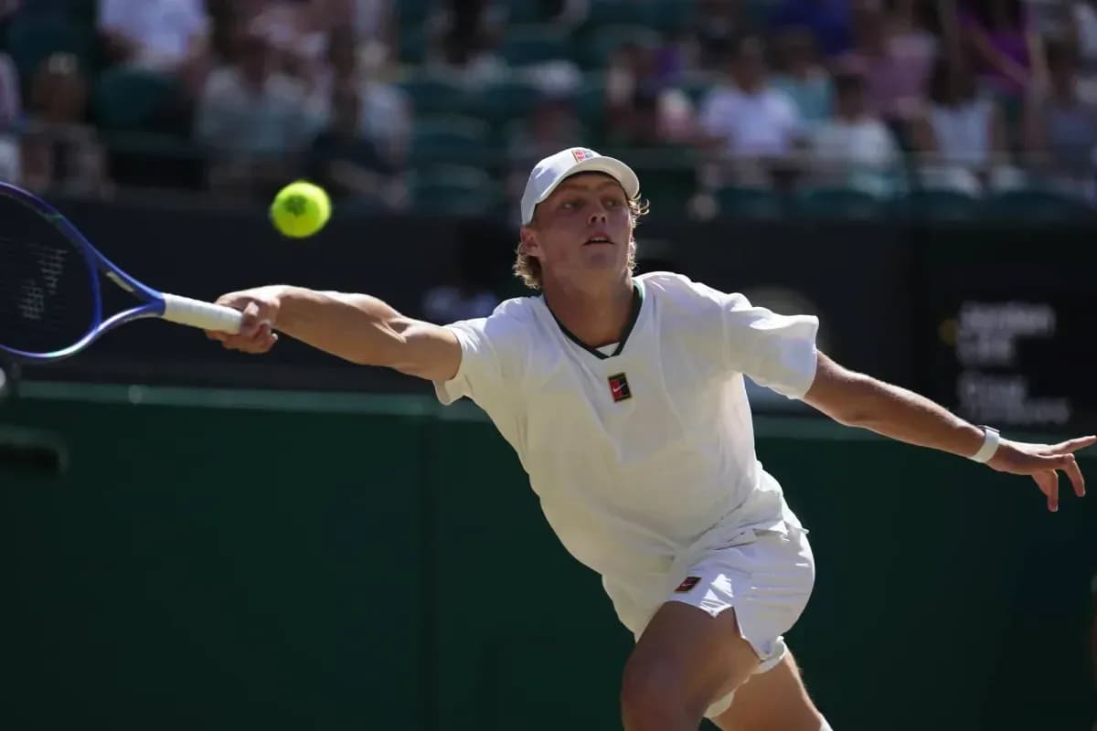 Jugador de tenis golpeando una pelota en Wimbledon Jugador de tenis golpeando una pelota en Wimbledon