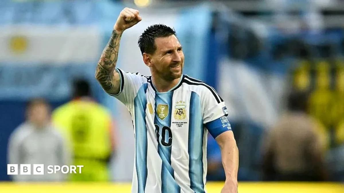 Lionel Messi celebrando con el puño en alto Lionel Messi celebrando con el puño en alto