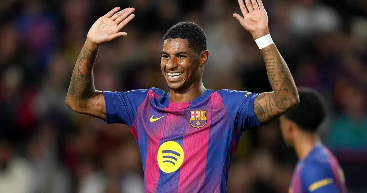 Jugador de Barcelona saludando al público en el estadio Jugador de Barcelona saludando al público en el estadio