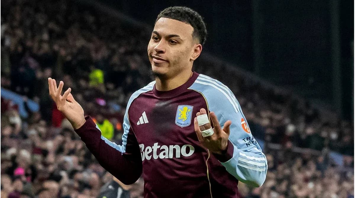 Jugador de Aston Villa mostrando las manos en gesto Jugador de Aston Villa mostrando las manos en gesto