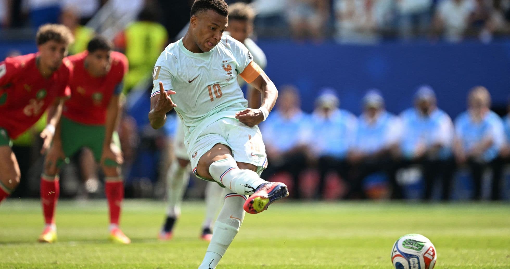 Jugador lanzando un penalti durante el partido Jugador lanzando un penalti durante el partido