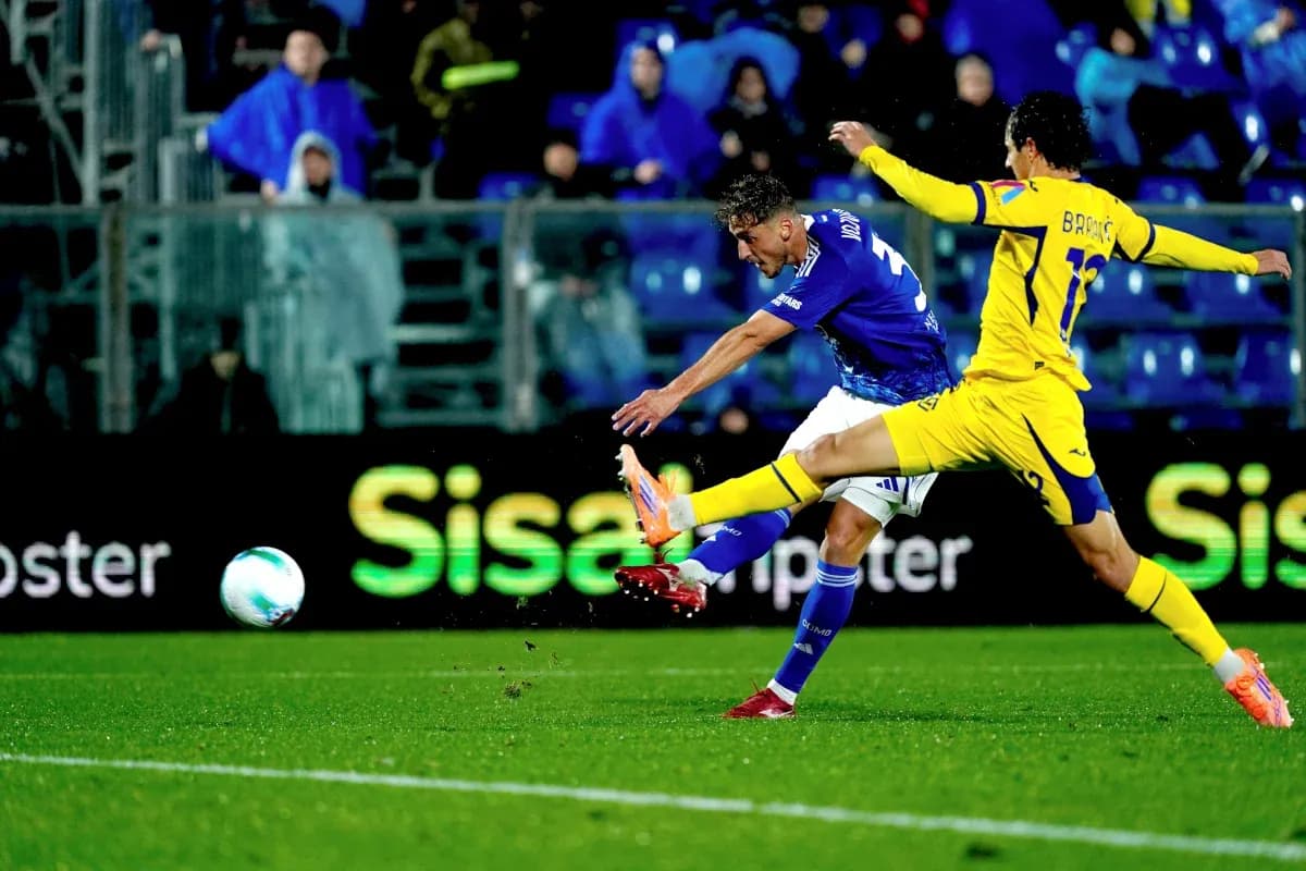 Jugador de Hellas Verona disparando a puerta Jugador de Hellas Verona disparando a puerta