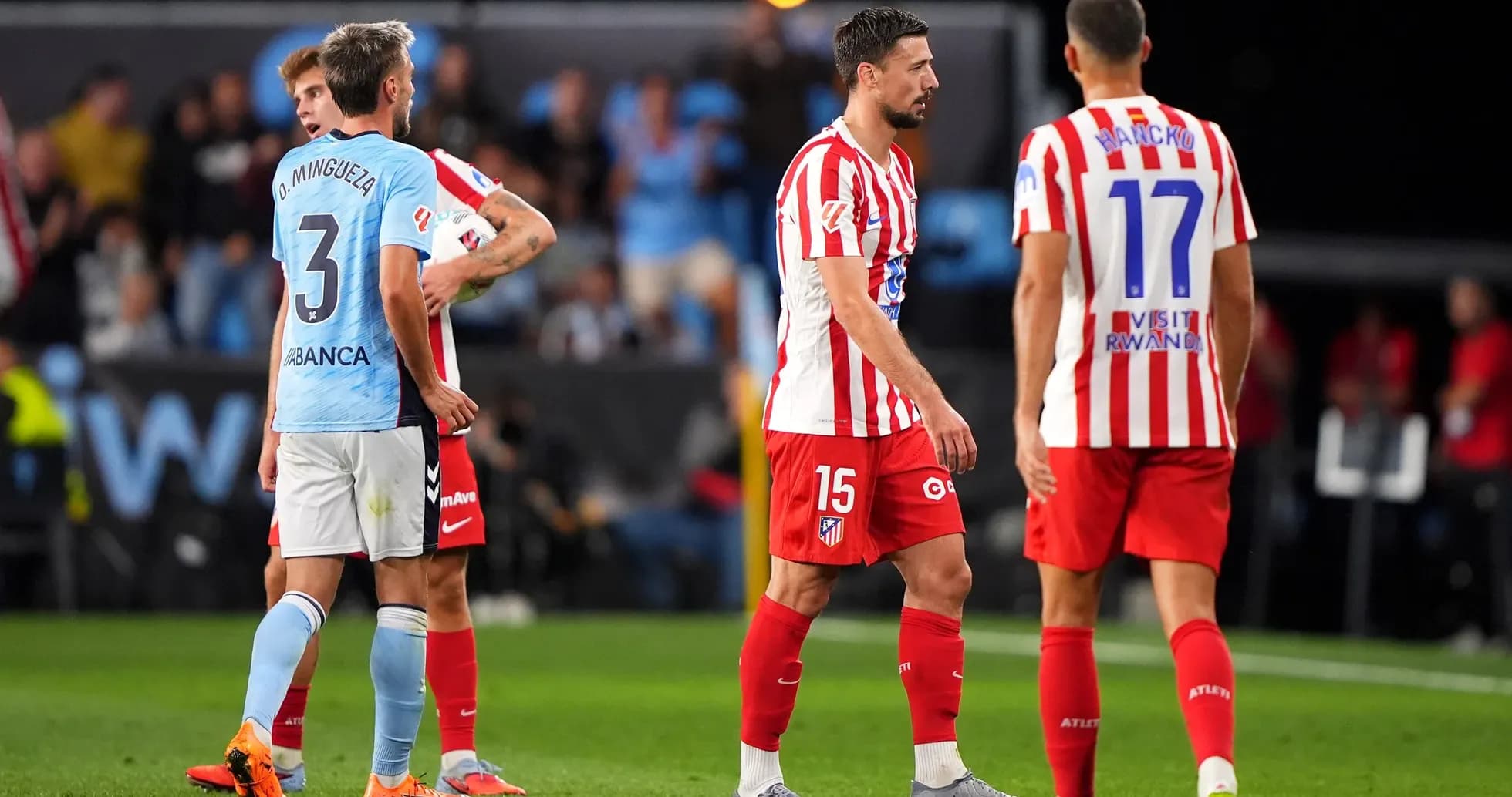 Jugadores de Atlético de Madrid y Celta de Vigo en acción Jugadores de Atlético de Madrid y Celta de Vigo en acción