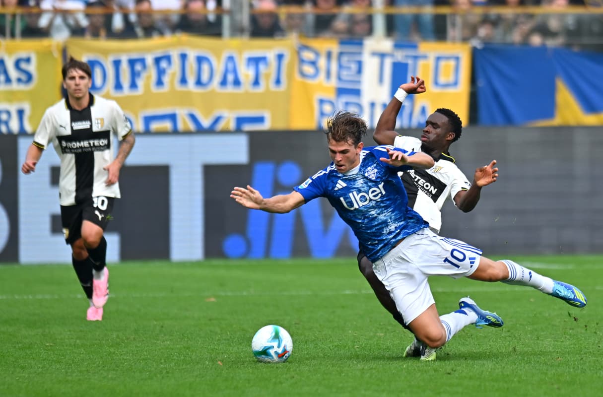 Jugador de Como cae durante el partido contra Parma Jugador de Como cae durante el partido contra Parma