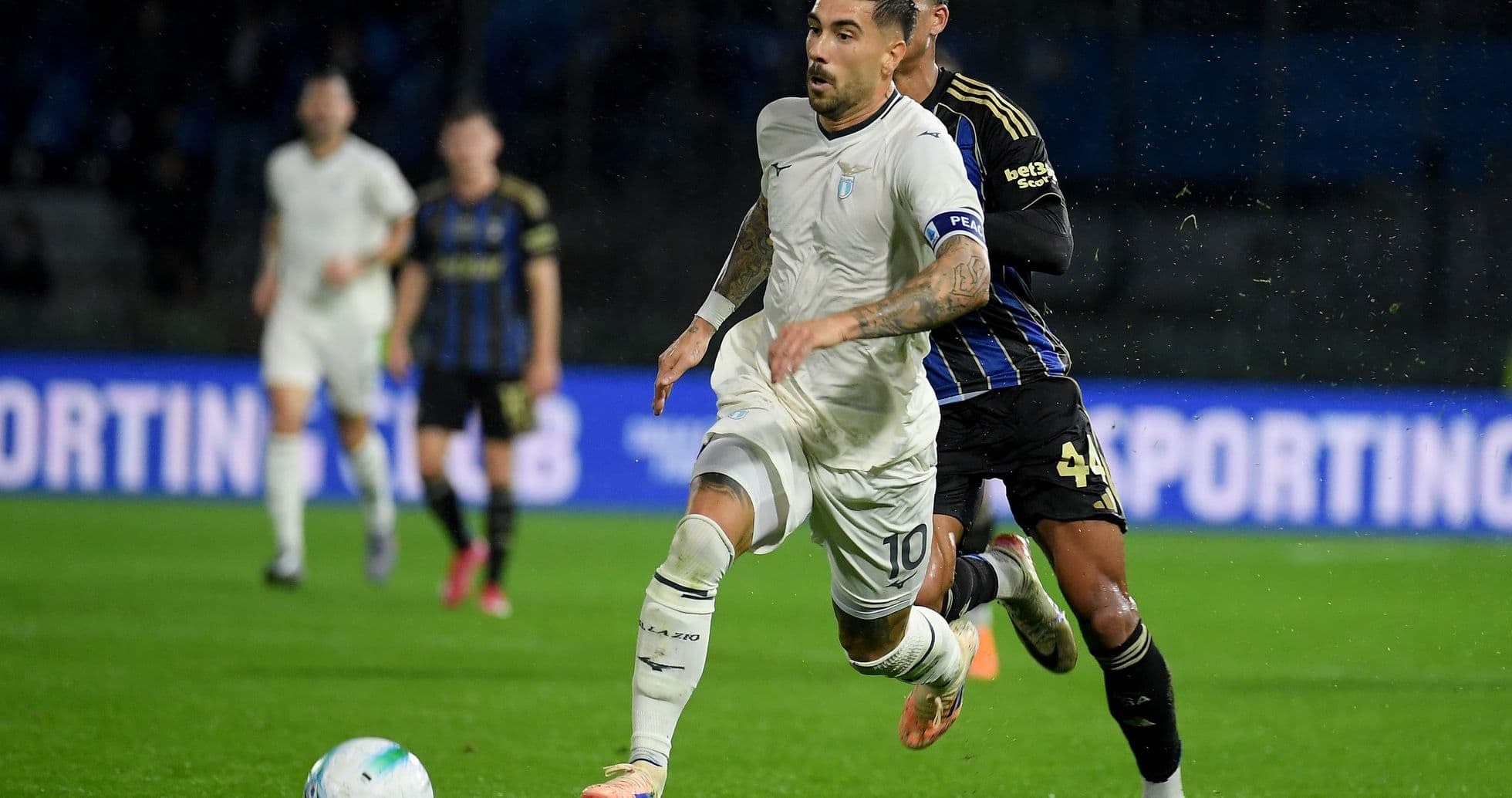 Lazio contra Pisa en partido de fútbol Lazio contra Pisa en partido de fútbol