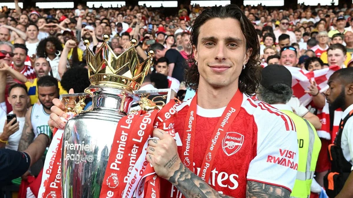 Jugador de Arsenal sosteniendo el trofeo de Premier League Jugador de Arsenal sosteniendo el trofeo de Premier League