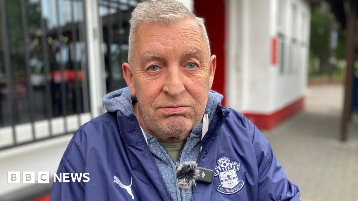 Hombre con chaqueta de Southampton en exterior Hombre con chaqueta de Southampton en exterior