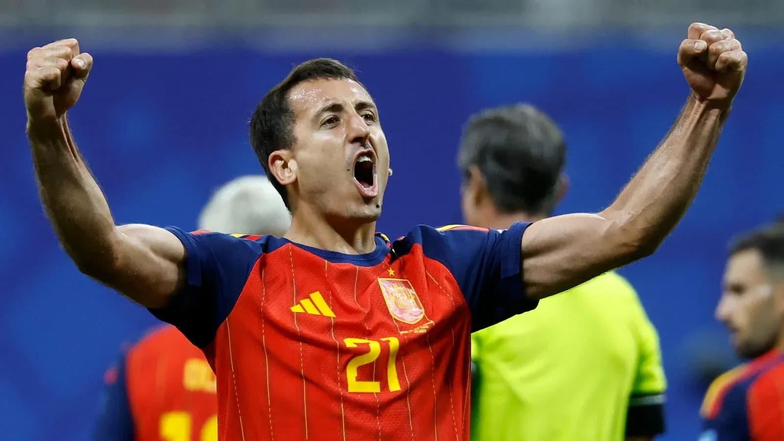Jugador de España celebrando con los brazos en alto Jugador de España celebrando con los brazos en alto