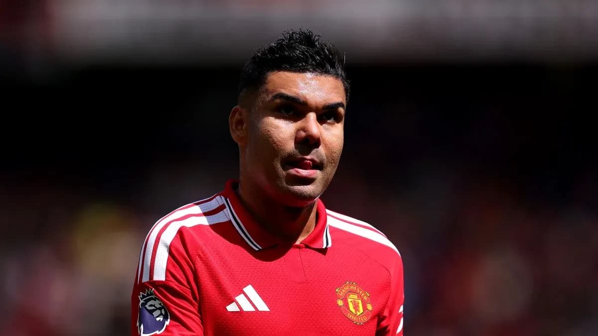 Jugador de Manchester United en uniforme rojo Jugador de Manchester United en uniforme rojo