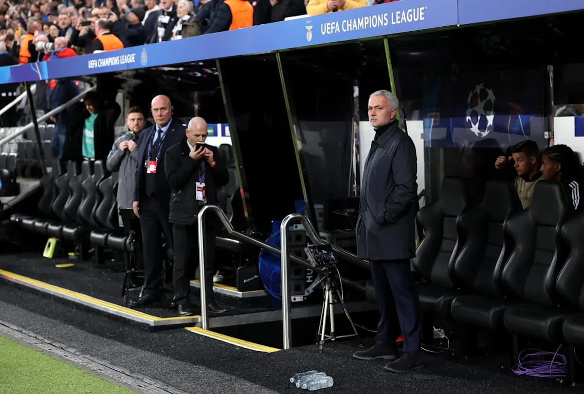 Entrenador observando desde el banquillo en partido Entrenador observando desde el banquillo en partido