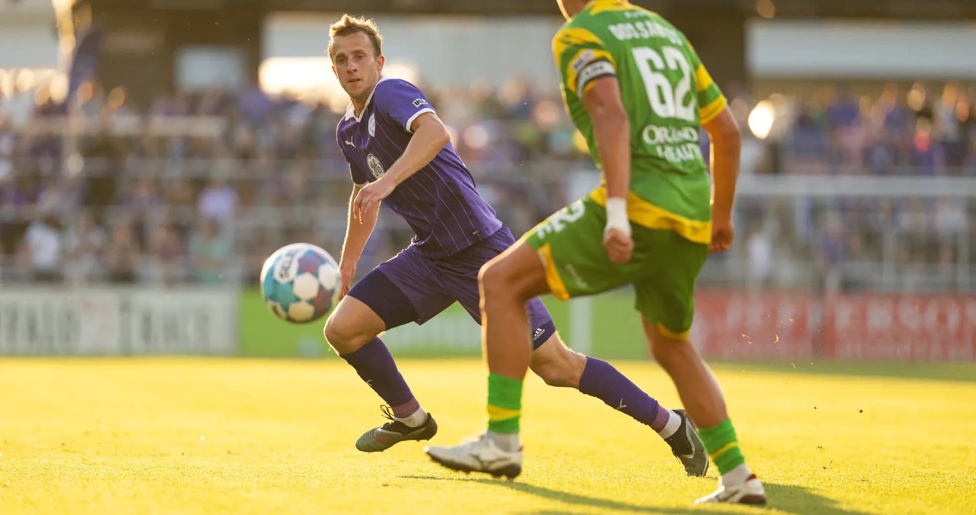 Jugador de Louisville City controlando el balón Jugador de Louisville City controlando el balón