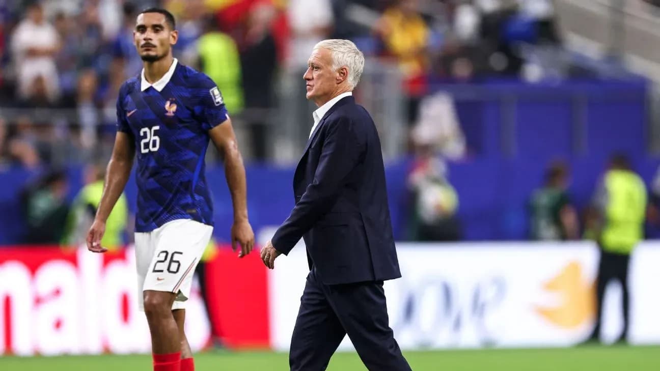 Entrenador de Francia caminando junto a jugador Entrenador de Francia caminando junto a jugador
