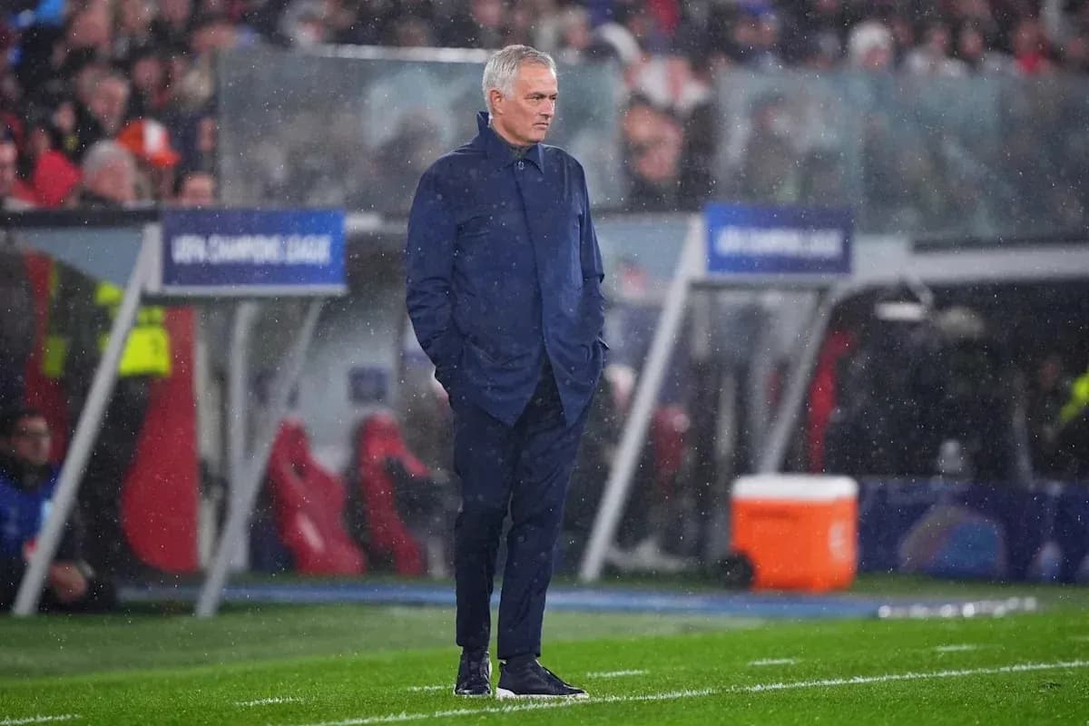 Entrenador observando el partido bajo la lluvia Entrenador observando el partido bajo la lluvia