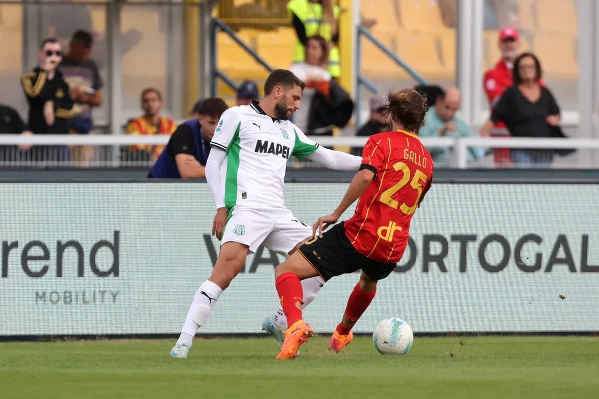 Acción de jugadores de Sassuolo y Lecce Acción de jugadores de Sassuolo y Lecce