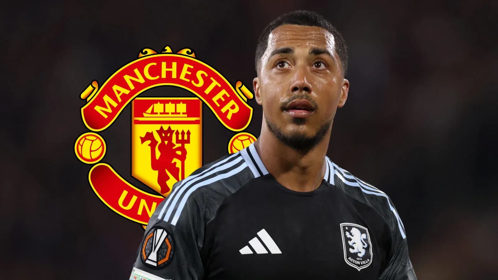Jugador de Aston Villa en primer plano con logo de Manchester United Jugador de Aston Villa en primer plano con logo de Manchester United
