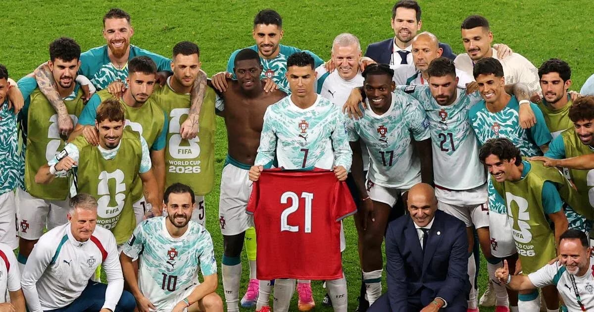 Equipo de Portugal posando con camiseta en celebración Equipo de Portugal posando con camiseta en celebración