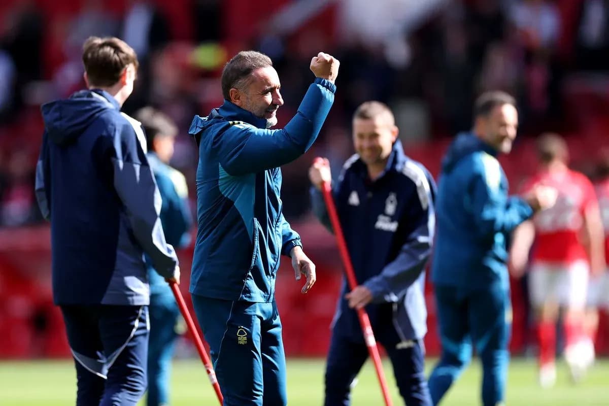 Entrenador de Nottingham Forest celebrando en el campo Entrenador de Nottingham Forest celebrando en el campo
