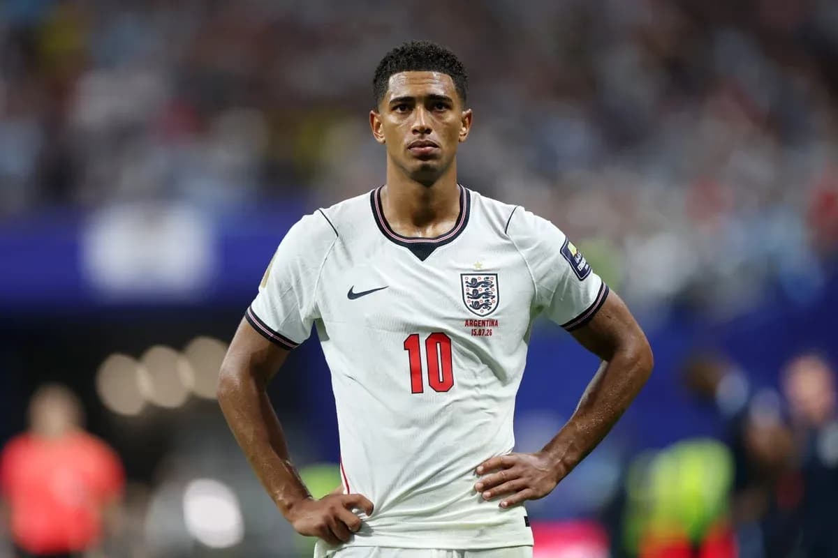 Jugador de Inglaterra en partido con uniforme blanco Jugador de Inglaterra en partido con uniforme blanco