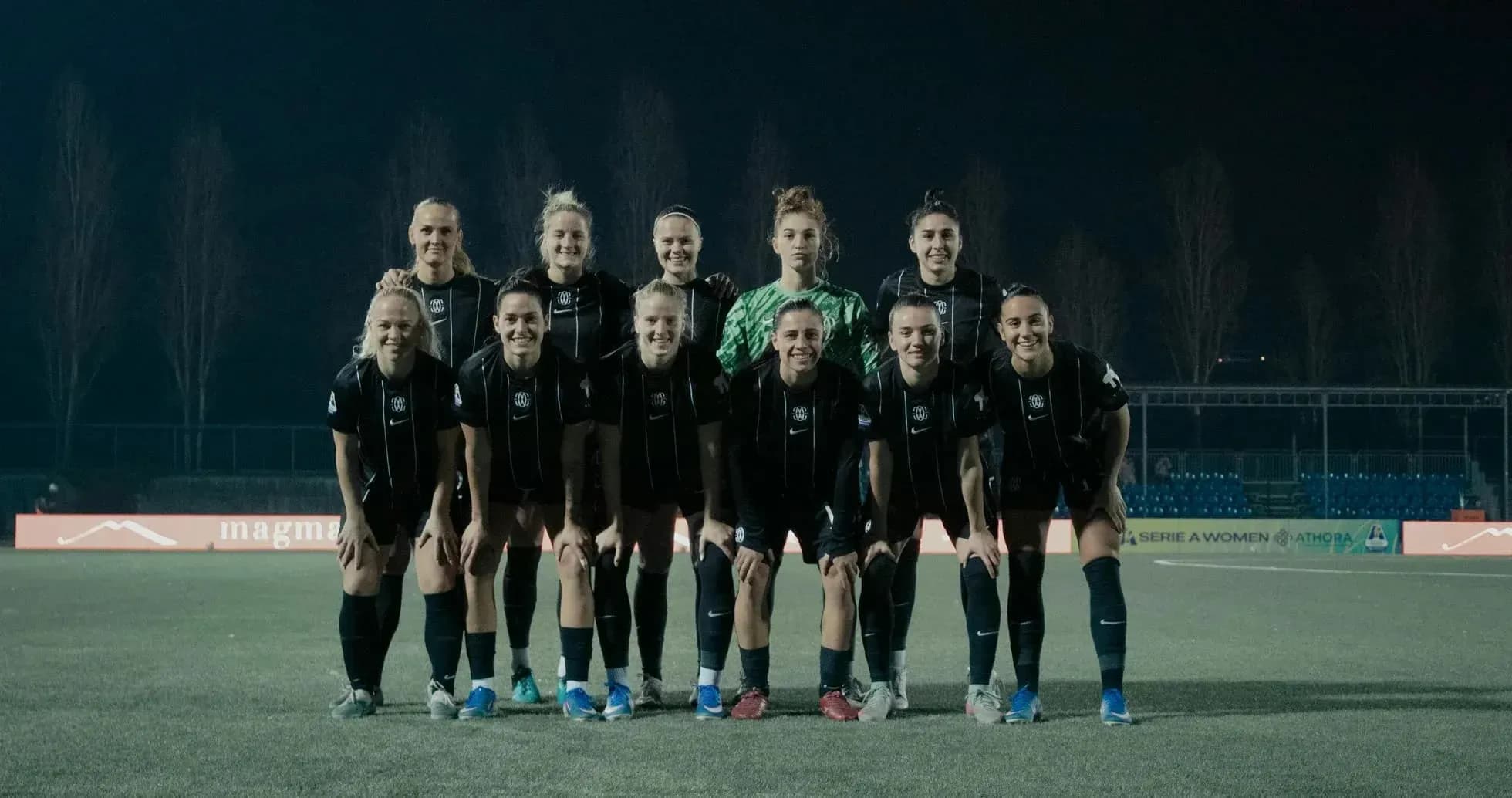 Equipo de fútbol femenino de Genoa posando Equipo de fútbol femenino de Genoa posando
