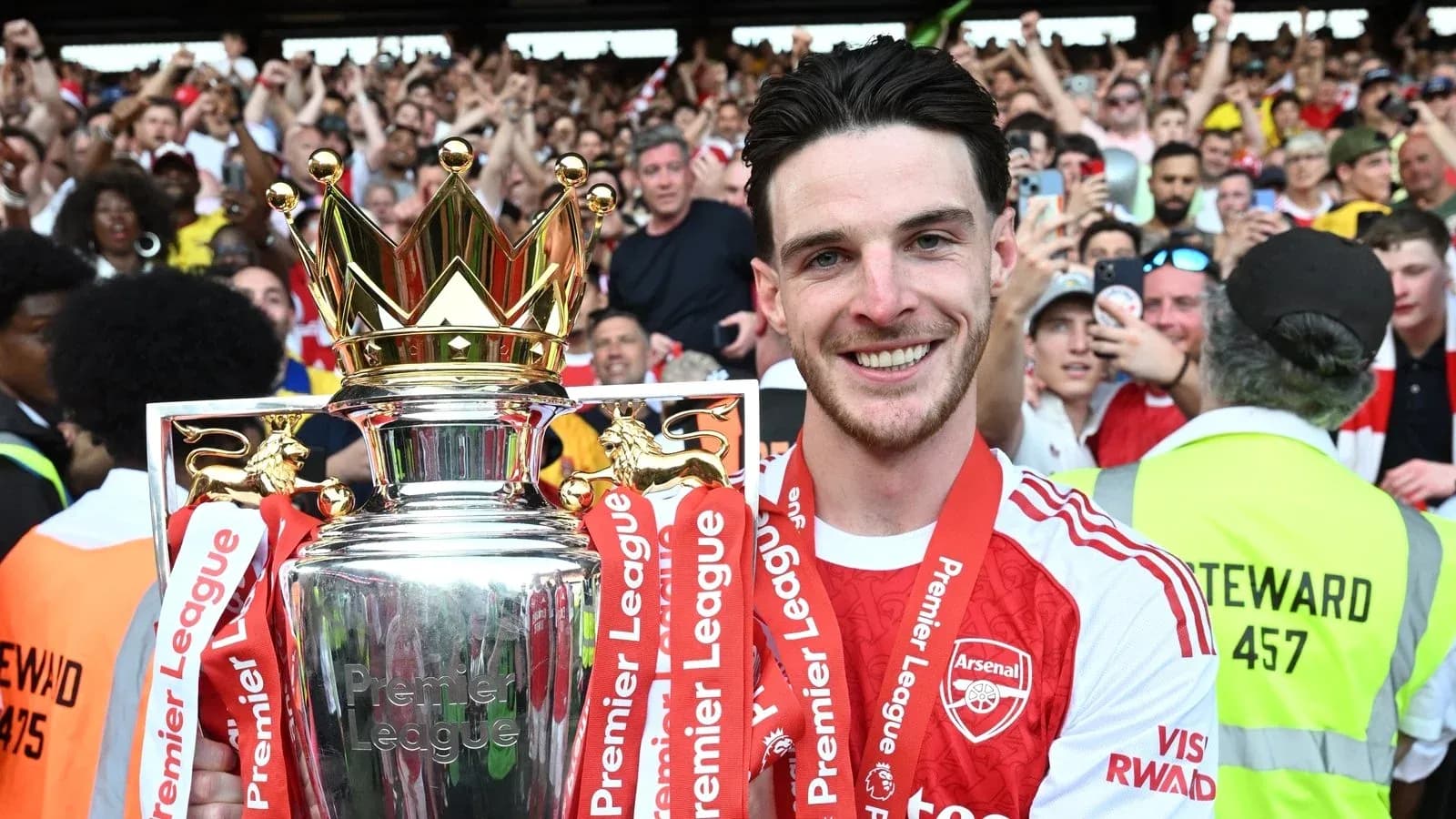 Jugador sosteniendo el trofeo de la Premier League Jugador sosteniendo el trofeo de la Premier League