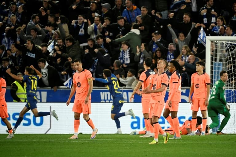 Jugadores de equipo en uniforme rosa tras un gol Jugadores de equipo en uniforme rosa tras un gol