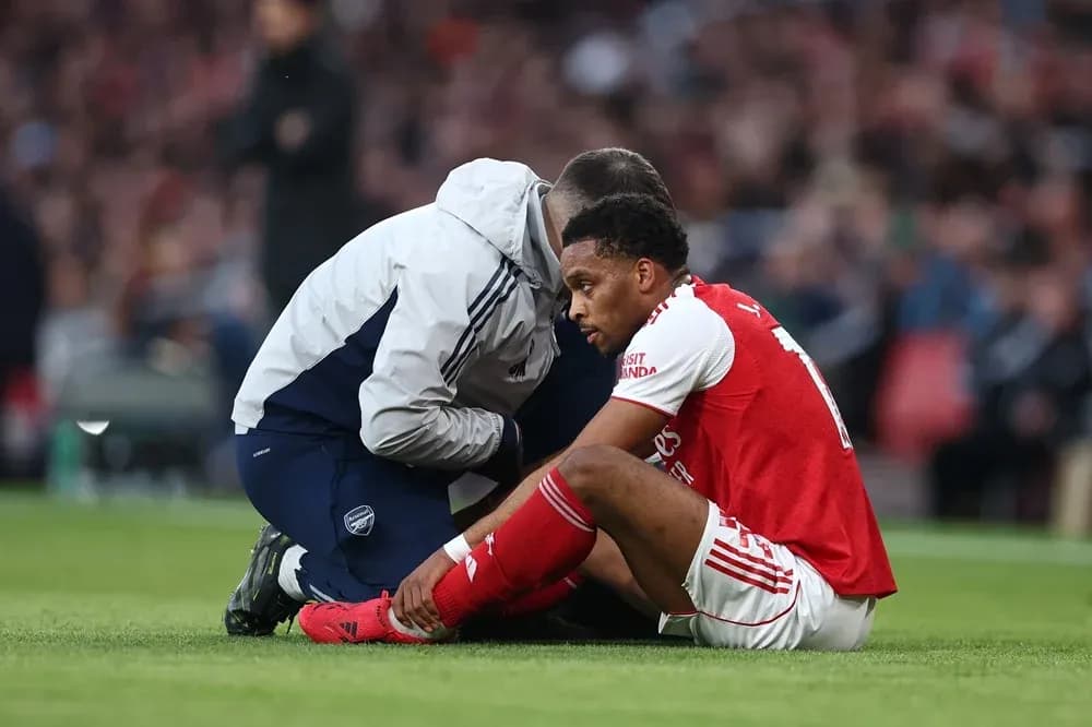Jugador de Arsenal sentado recibiendo atención médica Jugador de Arsenal sentado recibiendo atención médica